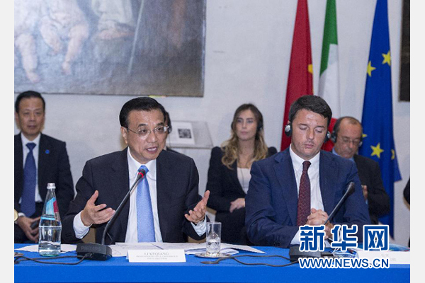 10月14日，中國國務院總理李克強在羅馬巴爾貝里尼宮與意大利總理倫齊共同會見中意企業(yè)家委員會委員及企業(yè)家代表并致辭。 新華社記者 王曄攝 