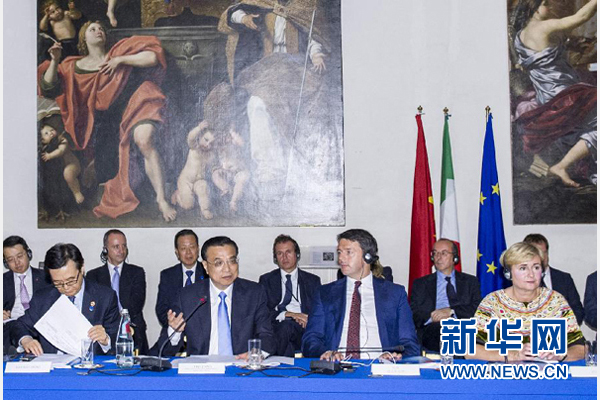 10月14日，中國國務院總理李克強在羅馬巴爾貝里尼宮與意大利總理倫齊共同會見中意企業(yè)家委員會委員及企業(yè)家代表并致辭。 新華社記者 王曄攝 