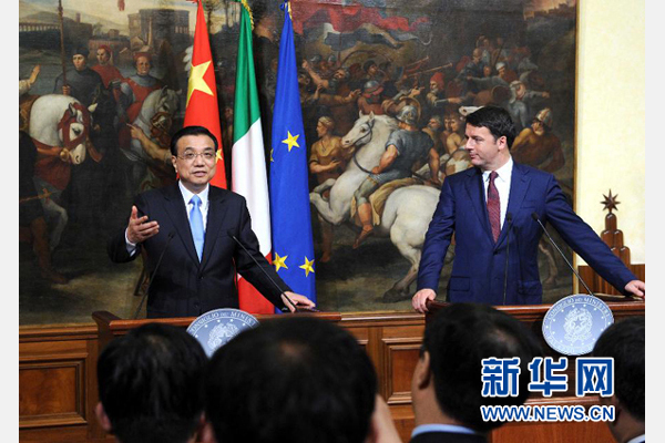 10月14日，中國(guó)國(guó)務(wù)院總理李克強(qiáng)與意大利總理倫齊在羅馬舉行會(huì)談后共同會(huì)見記者。 新華社記者 饒愛民 攝 