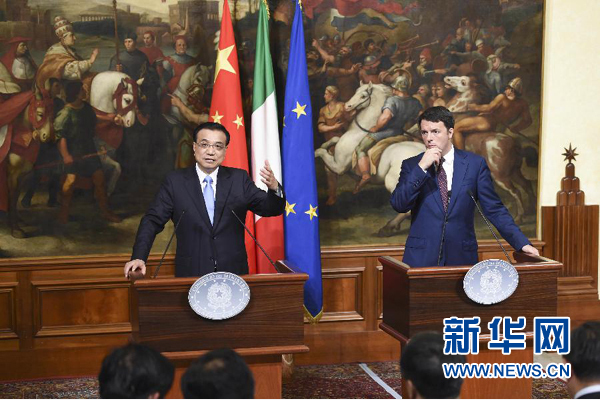 10月14日，國(guó)務(wù)院總理李克強(qiáng)在羅馬與意大利總理倫齊舉行會(huì)談后共同會(huì)見記者。 新華社記者 李學(xué)仁 攝