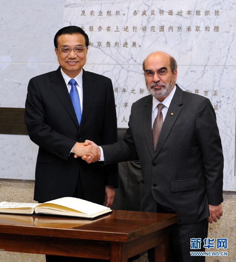 10月15日，中國國務(wù)院總理李克強(qiáng)在羅馬會見聯(lián)合國糧農(nóng)組織總干事格拉齊亞諾。 新華社記者 饒愛民 攝