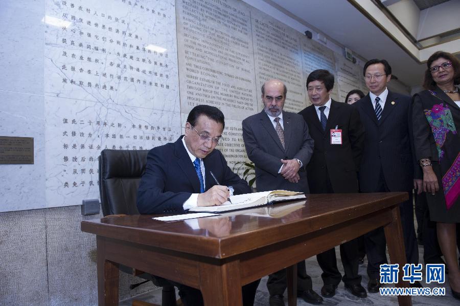 10月15日，中國國務(wù)院總理李克強(qiáng)在羅馬會見聯(lián)合國糧農(nóng)組織總干事格拉齊亞諾。這是李克強(qiáng)抵達(dá)后在貴賓簿上簽字。 新華社記者 王曄 攝