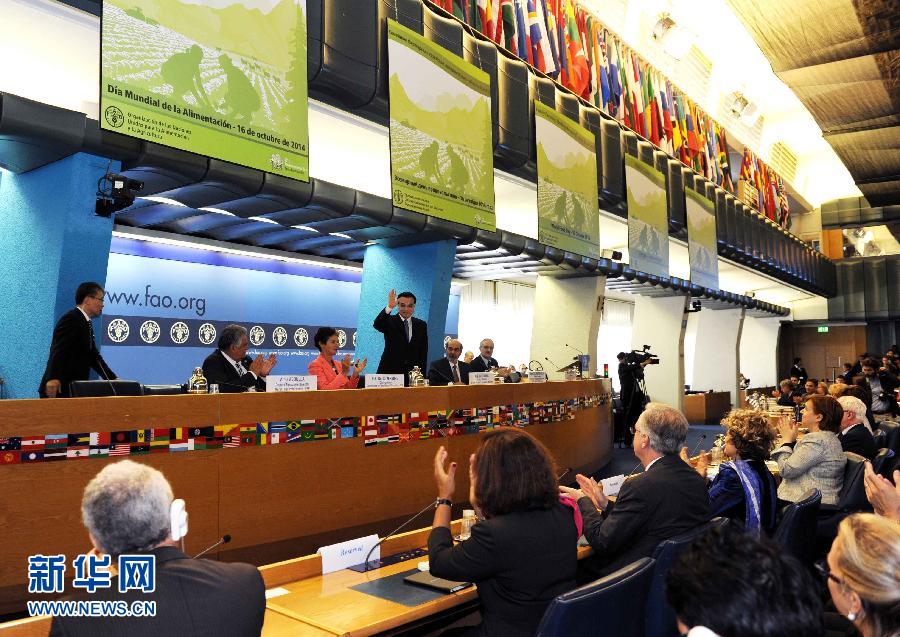 10月15日，中國(guó)國(guó)務(wù)院總理李克強(qiáng)在格拉齊亞諾總干事的陪同下在位于羅馬的聯(lián)合國(guó)糧農(nóng)組織總部發(fā)表演講。 新華社記者 饒愛(ài)民 攝 