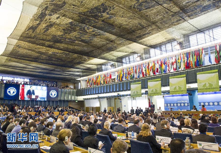 10月15日，中國(guó)國(guó)務(wù)院總理李克強(qiáng)在格拉齊亞諾總干事的陪同下在位于羅馬的聯(lián)合國(guó)糧農(nóng)組織總部發(fā)表演講。 新華社記者 王曄 攝 