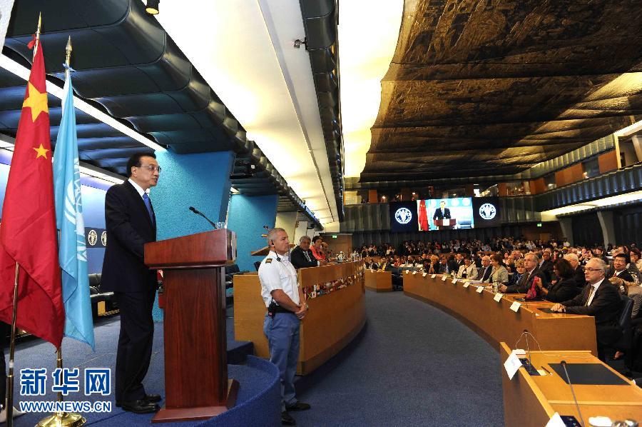 10月15日，中國(guó)國(guó)務(wù)院總理李克強(qiáng)在格拉齊亞諾總干事的陪同下在位于羅馬的聯(lián)合國(guó)糧農(nóng)組織總部發(fā)表演講。 新華社記者 饒愛(ài)民 攝 