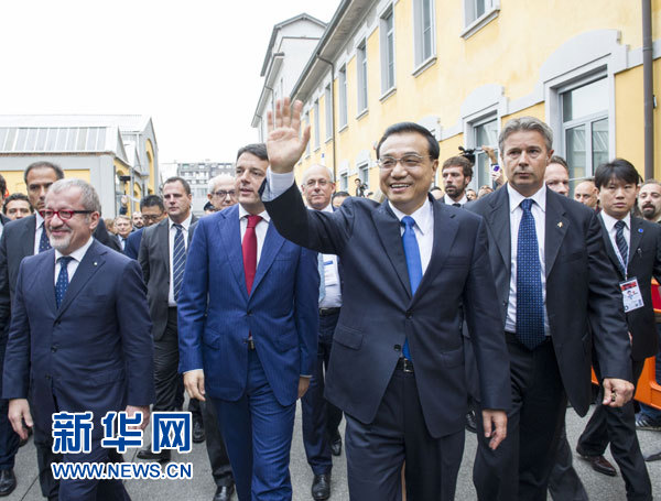 10月16日，中國(guó)國(guó)務(wù)院總理李克強(qiáng)在米蘭與意大利總理倫齊共同出席第五屆中意創(chuàng)新合作周大會(huì)并致辭。這是李克強(qiáng)抵達(dá)位于米蘭理工大學(xué)的會(huì)場(chǎng)。新華社記者王曄攝