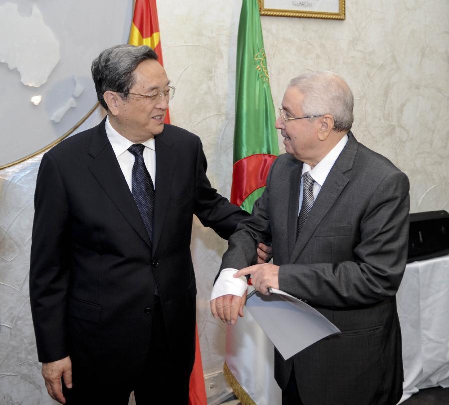 11月1日，正在阿爾及利亞進(jìn)行正式友好訪問的全國政協(xié)主席俞正聲在阿爾及爾與阿民族院議長本&middot;薩拉赫舉行會談。這是俞正聲親切詢問本&middot;薩拉赫的手傷情況。新華社記者 張鐸 攝 