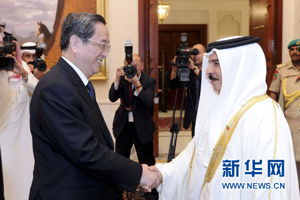11月6日，正在巴林進(jìn)行正式友好訪問(wèn)的全國(guó)政協(xié)主席俞正聲在麥納麥會(huì)見巴林國(guó)王哈馬德。 新華社記者 張鐸 攝
