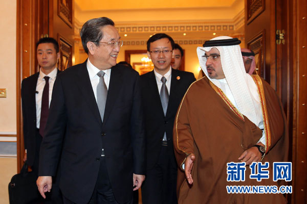 11月6日，正在巴林進(jìn)行正式友好訪問(wèn)的全國(guó)政協(xié)主席俞正聲在麥納麥會(huì)見巴林王儲(chǔ)薩勒曼。 新華社記者劉衛(wèi)兵攝