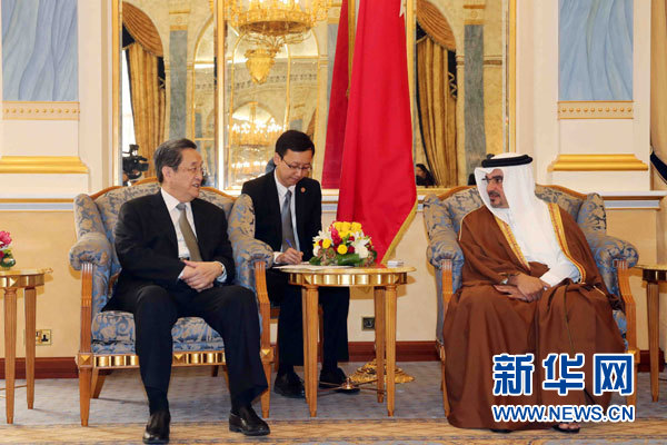 11月6日，正在巴林進(jìn)行正式友好訪問(wèn)的全國(guó)政協(xié)主席俞正聲在麥納麥會(huì)見巴林王儲(chǔ)薩勒曼。 新華社記者劉衛(wèi)兵攝