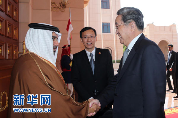 11月6日，正在巴林進(jìn)行正式友好訪問(wèn)的全國(guó)政協(xié)主席俞正聲在麥納麥會(huì)見巴林王儲(chǔ)薩勒曼。 新華社記者劉衛(wèi)兵攝