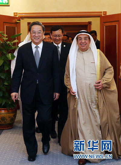 11月6日，正在巴林進(jìn)行正式友好訪問(wèn)的全國(guó)政協(xié)主席俞正聲在麥納麥會(huì)見巴林副首相穆罕默德。 新華社記者劉衛(wèi)兵攝