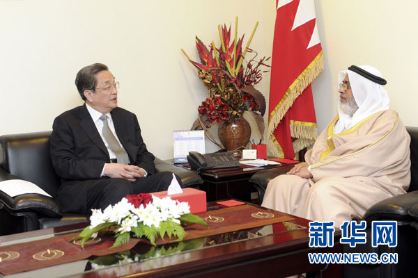 11月6日，正在巴林進(jìn)行正式友好訪問(wèn)的全國(guó)政協(xié)主席俞正聲在麥納麥會(huì)見巴林國(guó)民議會(huì)議長(zhǎng)兼眾議長(zhǎng)扎赫拉尼。 新華社記者 張鐸 攝