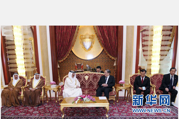11月6日，正在巴林進(jìn)行正式友好訪問(wèn)的全國(guó)政協(xié)主席俞正聲在麥納麥會(huì)見巴林國(guó)王哈馬德。 新華社記者 張鐸 攝
