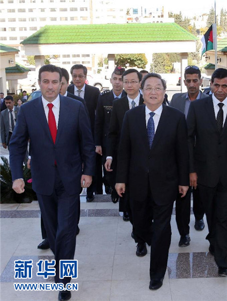 11月9日，正在約旦進(jìn)行正式友好訪問的全國政協(xié)主席俞正聲在安曼會見約旦眾議院代議長薩法迪。 新華社記者 劉衛(wèi)兵 攝 