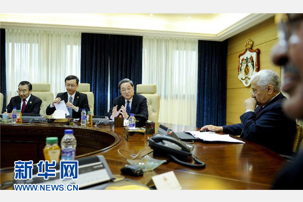 11月9日，正在約旦進(jìn)行正式友好訪問的全國政協(xié)主席俞正聲在安曼會見約旦首相恩蘇爾。 新華社記者 張鐸 攝 