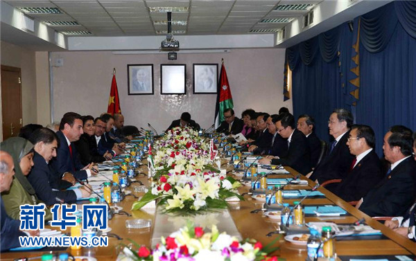  11月9日，正在約旦進(jìn)行正式友好訪問的全國政協(xié)主席俞正聲在安曼會見約旦眾議院代議長薩法迪。 新華社記者 劉衛(wèi)兵 攝 