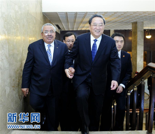 11月9日，正在約旦進(jìn)行正式友好訪問的全國政協(xié)主席俞正聲在安曼與約旦參議長拉瓦比德進(jìn)行會談。這是會談前，俞正聲與拉瓦比德攜手步入會場。新華社記者 張鐸 攝 