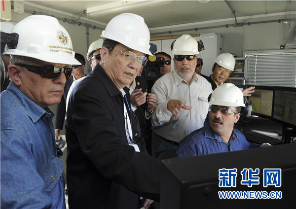 11月8日，正在約旦進(jìn)行正式友好訪問的全國政協(xié)主席俞正聲在安曼參觀阿拉伯鉀肥公司。這是俞正聲在采鹽船上仔細(xì)詢問開采情況。 新華社記者 張鐸 攝