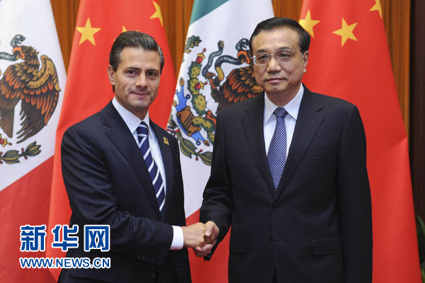 11月11日，國(guó)務(wù)院總理李克強(qiáng)在北京人民大會(huì)堂會(huì)見來(lái)華進(jìn)行國(guó)事訪問并出席亞太經(jīng)合組織第二十二次領(lǐng)導(dǎo)人非正式會(huì)議的墨西哥總統(tǒng)培尼亞。新華社記者張鐸攝