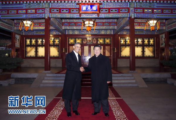 11月11日晚，國家主席習(xí)近平在中南海同美國總統(tǒng)奧巴馬舉行會晤。這是兩國元首在瀛臺涵元殿前握手。 新華社記者鞠鵬攝