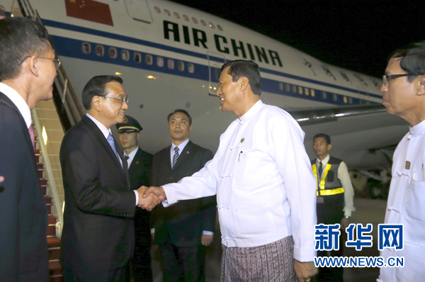 這是李克強(qiáng)在機(jī)場受到緬甸政府高級官員熱情迎接。新華社記者鞠鵬攝