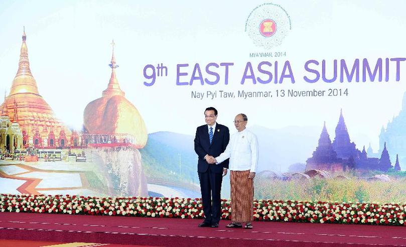 11月13日，中國國務(wù)院總理李克強(qiáng)在內(nèi)比都出席第九屆東亞峰會(huì)并發(fā)言。這是峰會(huì)開始前，東盟輪值主席國緬甸聯(lián)邦共和國總統(tǒng)吳登盛迎接李克強(qiáng)總理。新華社記者 李濤 攝 