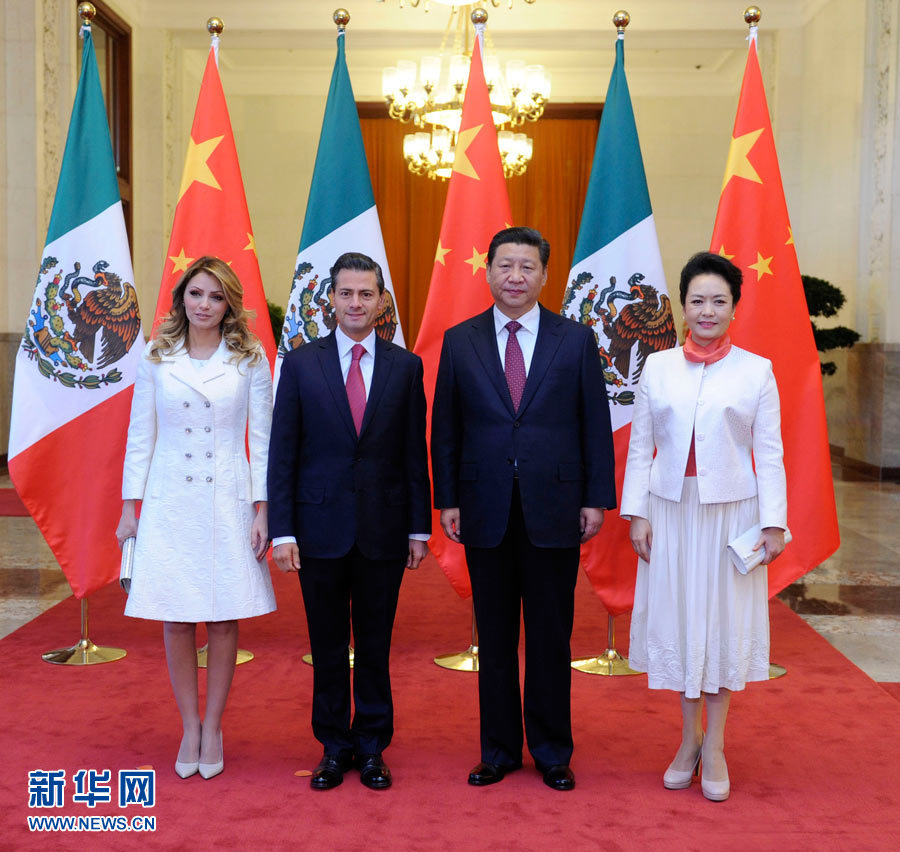 11月13日，國家主席習(xí)近平在北京人民大會(huì)堂北大廳舉行儀式，歡迎墨西哥總統(tǒng)培尼亞對(duì)中國進(jìn)行國事訪問。這是習(xí)近平和夫人彭麗媛同培尼亞夫婦合影。 新華社記者 張鐸 攝