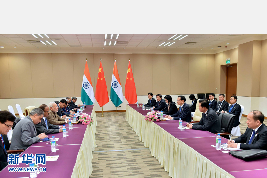 11月13日，中國國務院總理李克強在緬甸內比都會見印度總理莫迪。 新華社記者 李濤 攝