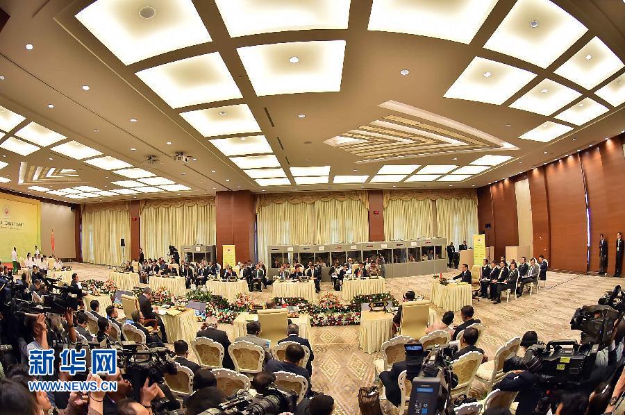 11月13日，中國國務(wù)院總理李克強在緬甸內(nèi)比都出席第17次中國－東盟（10+1）領(lǐng)導(dǎo)人會議。 新華社記者 李濤 攝