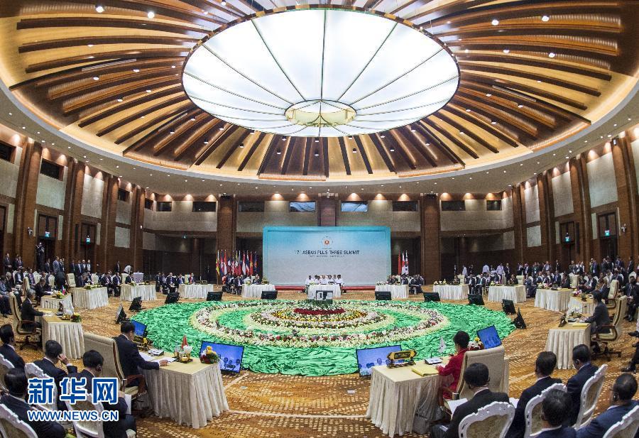 11月13日，中國(guó)國(guó)務(wù)院總理李克強(qiáng)在緬甸首都內(nèi)比都出席第17次東盟與中日韓（10+3）領(lǐng)導(dǎo)人會(huì)議。 新華社記者 王曄 攝