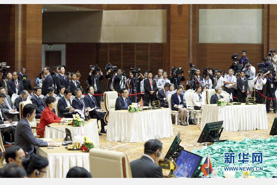 11月13日，中國(guó)國(guó)務(wù)院總理李克強(qiáng)在緬甸首都內(nèi)比都出席第17次東盟與中日韓（10+3）領(lǐng)導(dǎo)人會(huì)議。這是李克強(qiáng)在會(huì)議上講話。 新華社記者 鞠鵬 攝