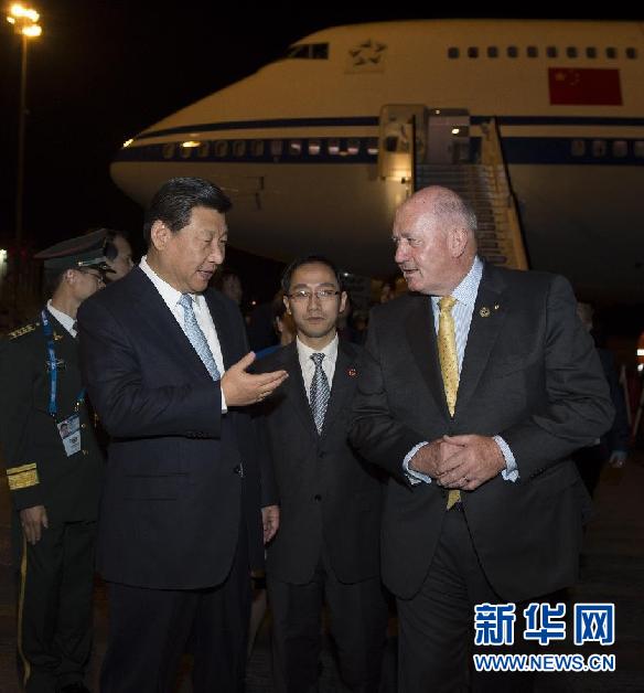 11月14日，中國國家主席習(xí)近平抵達(dá)布里斯班，出席二十國集團(tuán)領(lǐng)導(dǎo)人第九次峰會(huì)，并對(duì)澳大利亞進(jìn)行國事訪問。這是習(xí)近平在機(jī)場(chǎng)受到澳大利亞聯(lián)邦總督科斯格羅夫的迎接。新華社記者 李學(xué)仁 攝