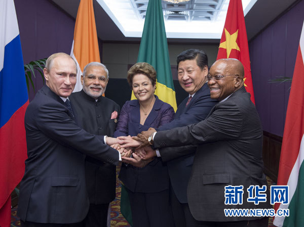 11月15日，金磚國(guó)家領(lǐng)導(dǎo)人非正式會(huì)晤在澳大利亞布里斯班舉行，中國(guó)國(guó)家主席習(xí)近平、巴西總統(tǒng)羅塞夫、俄羅斯總統(tǒng)普京、印度總理莫迪、南非總統(tǒng)祖馬出席。這是五國(guó)領(lǐng)導(dǎo)人在會(huì)晤前合影。新華社記者李學(xué)仁攝
