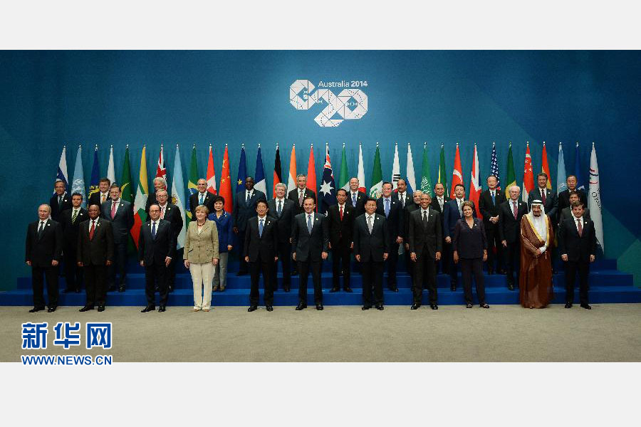 11月15日，二十國集團領(lǐng)導(dǎo)人第九次峰會在澳大利亞布里斯班舉行。國家主席習(xí)近平出席會議并發(fā)表題為《推動創(chuàng)新發(fā)展實現(xiàn)聯(lián)動增長》的重要講話。這是習(xí)近平主席同與會領(lǐng)導(dǎo)人合影。 新華社記者 馬占成 攝