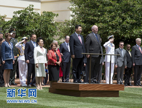 11月17日，中國國家主席習(xí)近平在堪培拉會見澳大利亞總督科斯格羅夫。會見前，科斯格羅夫在總督府草坪為習(xí)近平舉行隆重歡迎儀式。習(xí)近平和夫人彭麗媛抵達時，受到科斯格羅夫總督夫婦熱情迎接。新華社記者李學(xué)仁 攝 
