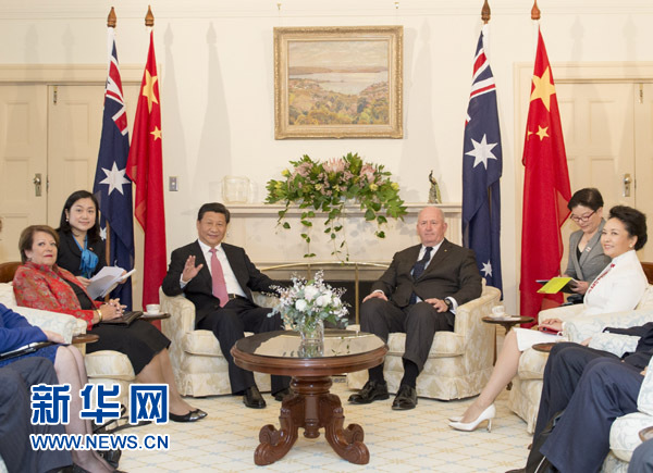 11月17日，中國國家主席習(xí)近平在堪培拉會見澳大利亞總督科斯格羅夫。會見前，科斯格羅夫在總督府草坪為習(xí)近平舉行隆重歡迎儀式。習(xí)近平和夫人彭麗媛抵達時，受到科斯格羅夫總督夫婦熱情迎接。新華社記者黃敬文 攝 