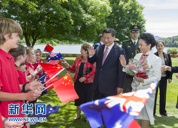 11月17日，中國國家主席習(xí)近平在堪培拉會見澳大利亞總督科斯格羅夫。會見前，科斯格羅夫在總督府草坪為習(xí)近平舉行隆重歡迎儀式。習(xí)近平和夫人彭麗媛抵達時，受到科斯格羅夫總督夫婦熱情迎接。新華社記者謝環(huán)馳 攝 