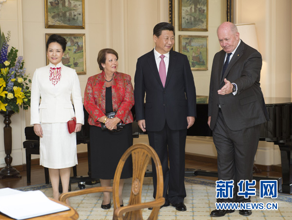 11月17日，中國國家主席習(xí)近平在堪培拉會見澳大利亞總督科斯格羅夫。會見前，科斯格羅夫在總督府草坪為習(xí)近平舉行隆重歡迎儀式。習(xí)近平和夫人彭麗媛抵達時，受到科斯格羅夫總督夫婦熱情迎接。新華社記者黃敬文 攝 