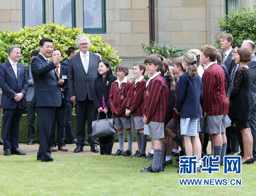 11月18日，國(guó)家主席習(xí)近平在澳大利亞塔斯馬尼亞州與朗塞斯頓市斯科奇－歐克伯恩小學(xué)的小學(xué)生共同植樹。新華社記者 姚大偉 攝