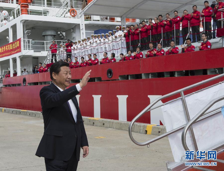 11月18日，正在澳大利亞塔斯馬尼亞州首府霍巴特訪問的中國國家主席習近平在澳大利亞總理阿博特陪同下參觀南極科考項目并慰問兩國科考人員。這是習近平在霍巴特港看望正在這里補給的&ldquo;雪龍&rdquo;號全體科考人員。新華社記者李學仁攝 