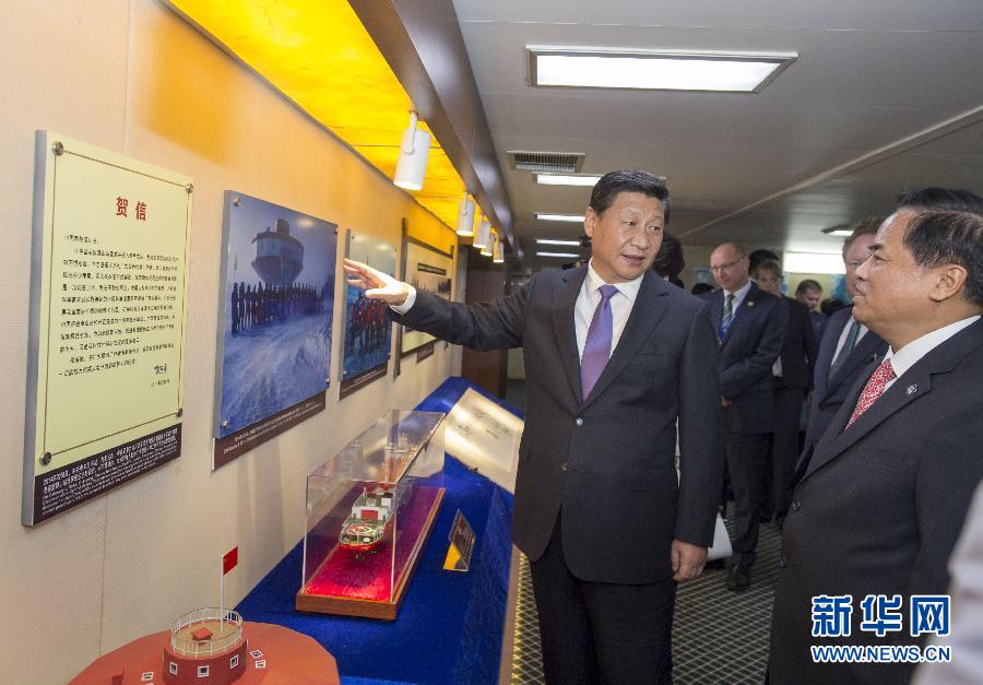 這是習近平參觀中國極地考察30周年圖片展。新華社記者李學仁攝 