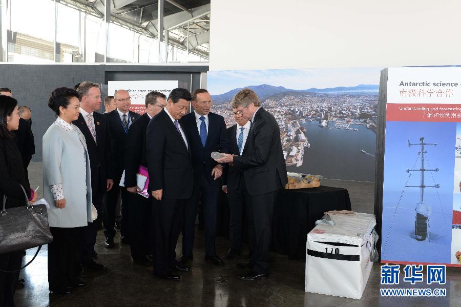 這是習近平和阿博特觀看采集的冰樣。新華社記者 馬占成 攝 