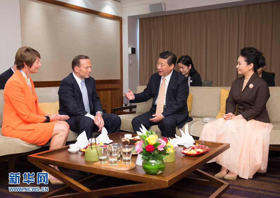 11月19日，國家主席習(xí)近平結(jié)束對澳大利亞的國事訪問。離開悉尼前，澳大利亞總理阿博特夫婦專門到習(xí)近平下榻飯店同習(xí)近平和夫人彭麗媛親切話別。新華社記者 黃敬文 攝