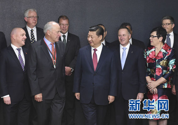 11月21日，中國(guó)國(guó)家主席習(xí)近平在奧克蘭和新西蘭總理約翰&middot;基共同出席中國(guó)－新西蘭市長(zhǎng)論壇啟動(dòng)儀式，并在啟動(dòng)儀式后會(huì)見(jiàn)&ldquo;新中關(guān)系促進(jìn)委員會(huì)&rdquo;主要成員。新華社記者馬占成攝