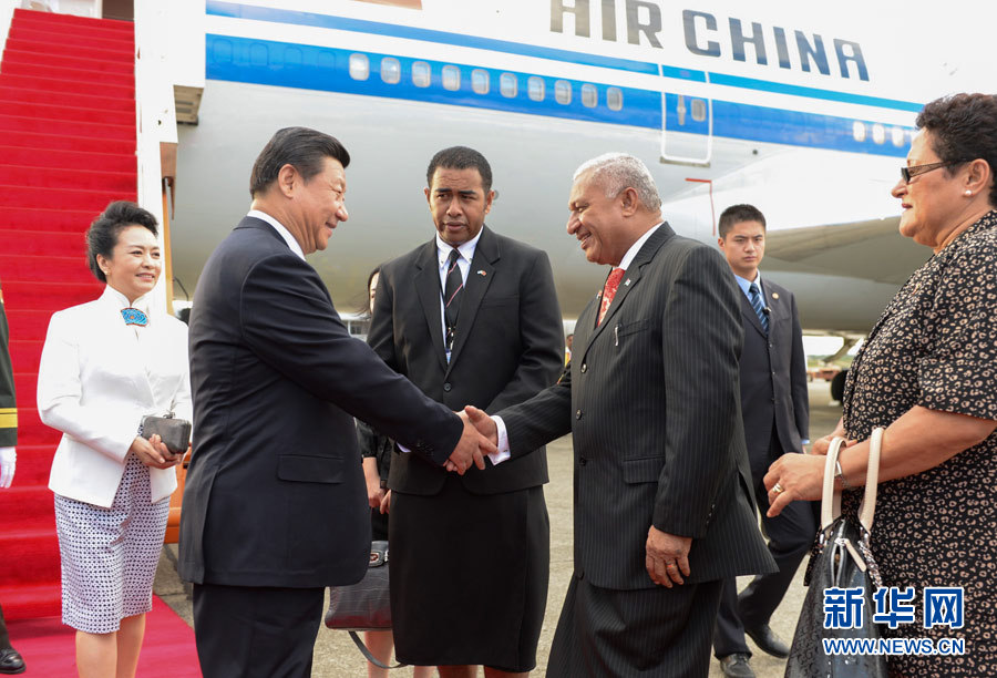 11月21日，國家主席習近平抵達楠迪，開始對斐濟進行國事訪問并將同太平洋建交島國領(lǐng)導人舉行會晤。斐濟總理姆拜尼馬拉馬夫婦在舷梯旁迎接習近平和夫人彭麗媛。新華社記者李學仁攝 