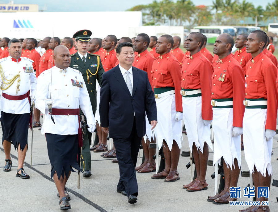 11月21日，國家主席習近平抵達楠迪，開始對斐濟進行國事訪問并將同太平洋建交島國領(lǐng)導人舉行會晤。這是習近平主席在機場出席斐濟總理姆拜尼馬拉馬舉行的隆重歡迎儀式。 新華社記者馬占成攝 