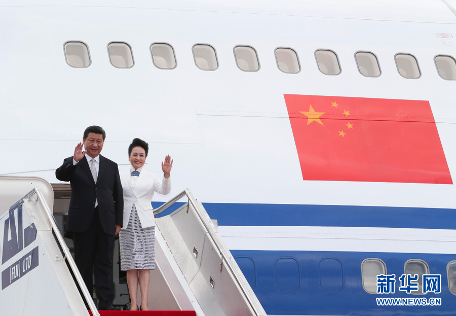 11月21日，國家主席習近平抵達楠迪，開始對斐濟進行國事訪問并將同太平洋建交島國領(lǐng)導人舉行會晤。 這是習近平和夫人彭麗媛步出機艙。新華社記者丁林攝 