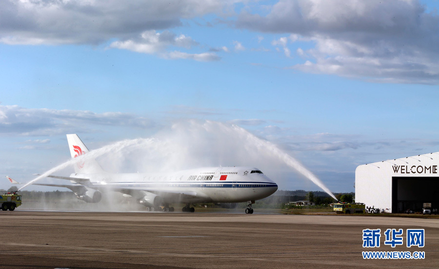  11月21日，國家主席習近平抵達楠迪，開始對斐濟進行國事訪問并將同太平洋建交島國領(lǐng)導人舉行會晤。圖為習近平乘坐的專機在楠迪國際機場跑道上滑行穿過&ldquo;水門&rdquo;，這是當?shù)亟o予最尊貴客人的禮遇，表達為客人&ldquo;洗塵&rdquo;。 新華社記者丁林攝 