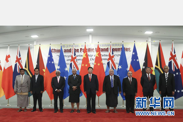 11月22日，國(guó)家主席習(xí)近平在楠迪同斐濟(jì)總理姆拜尼馬拉馬、密克羅尼西亞聯(lián)邦總統(tǒng)莫里、薩摩亞總理圖伊拉埃帕、巴布亞新幾內(nèi)亞總理奧尼爾、瓦努阿圖總理納圖曼、庫(kù)克群島總理普納、湯加首相圖伊瓦卡諾、紐?？偫硭忍窖髰u國(guó)領(lǐng)導(dǎo)人舉行集體會(huì)晤。姚大偉攝